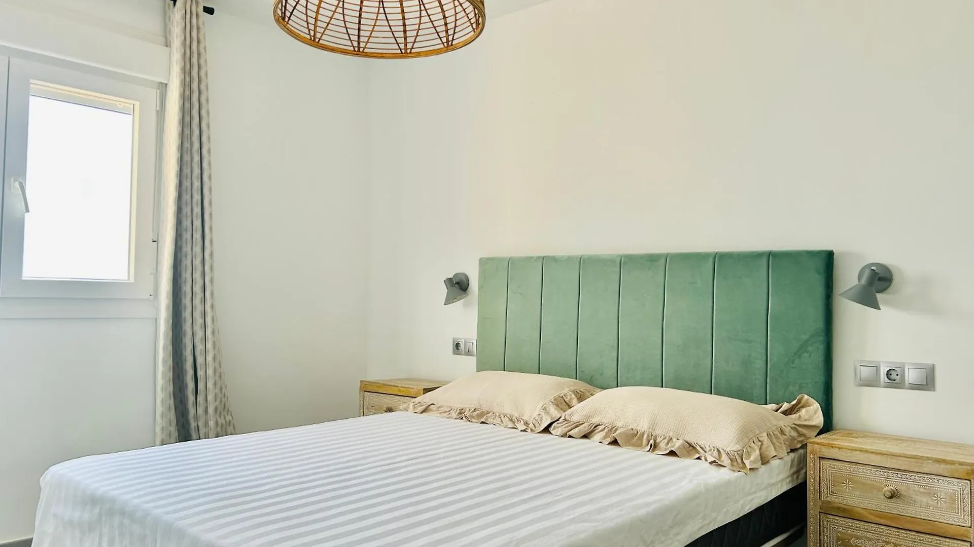Stylish Sea-View Apartment ベナルマデナ