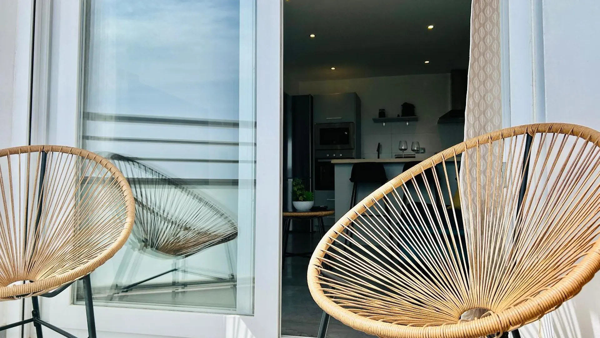 Stylish Sea-View Apartment ベナルマデナ