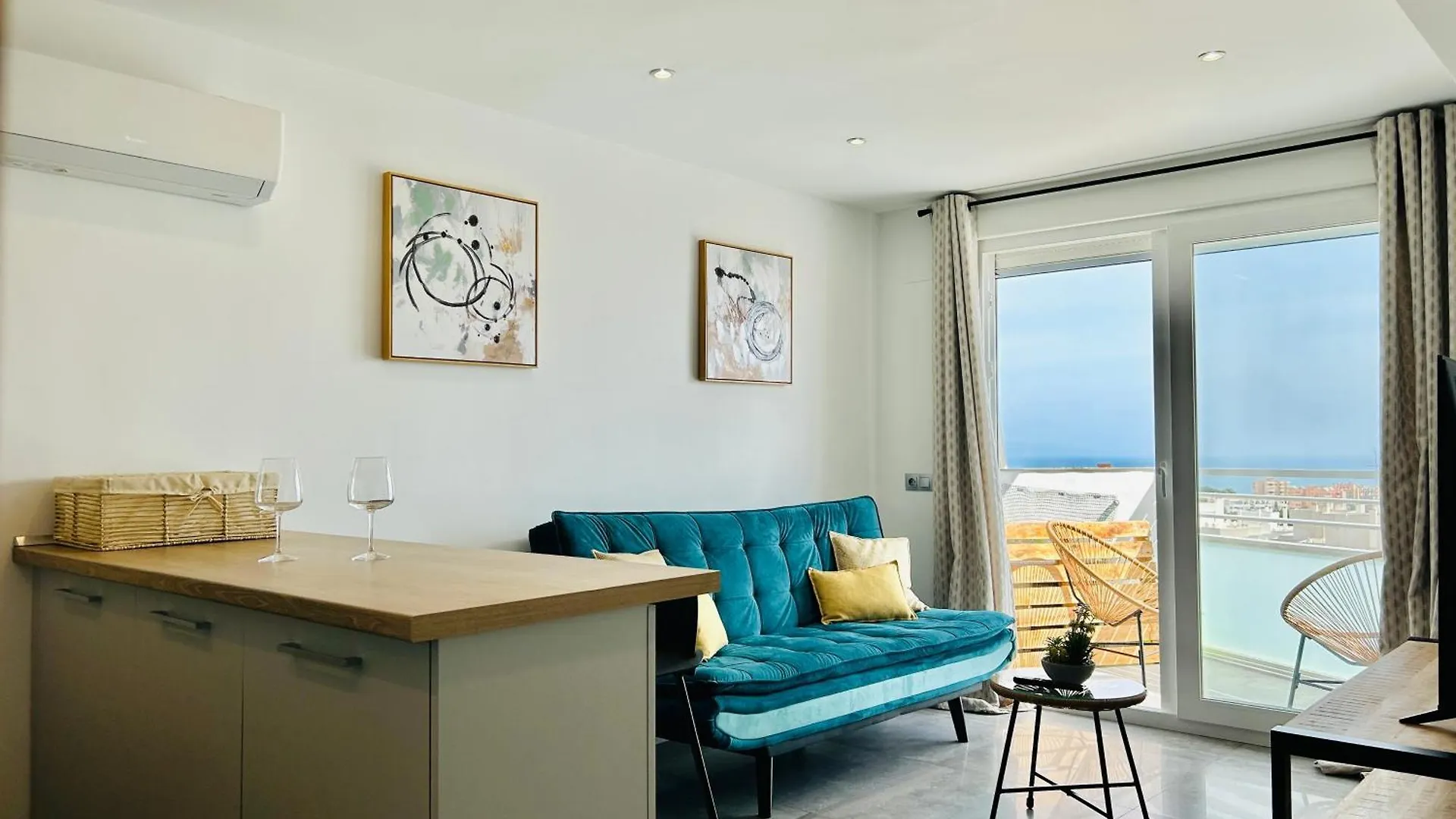 Stylish Sea-View Apartment Benalmádena Spanien